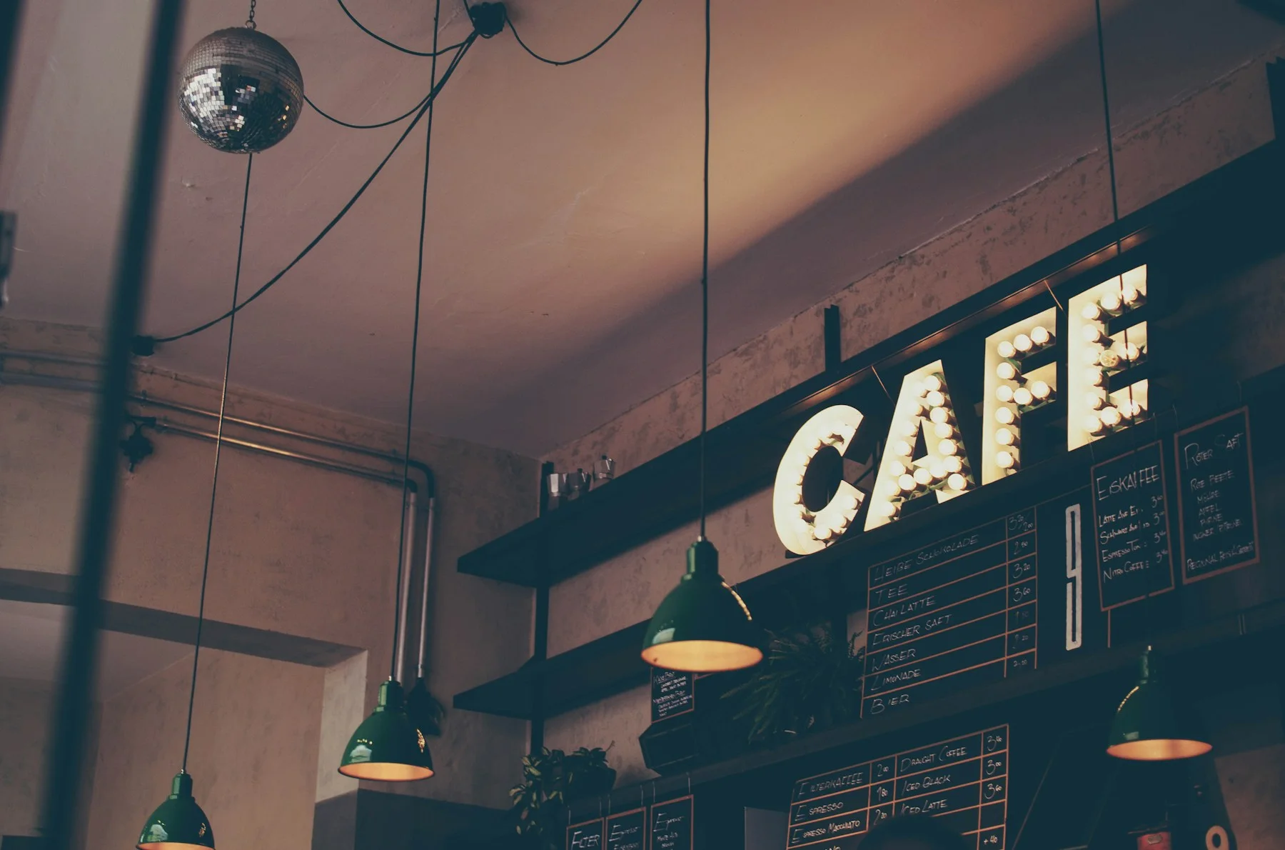 Sarkıt aydınlatmaları olan kafe iç mekânı